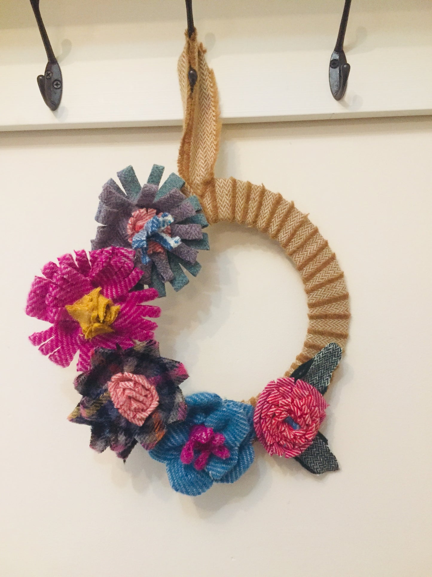 Tweed wreath with flowers